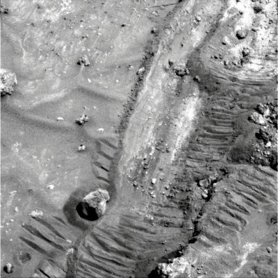 Rover Tracks (4) - Sol 1202
nessun commento
Parole chiave: Martian Surface - Rover Tracks