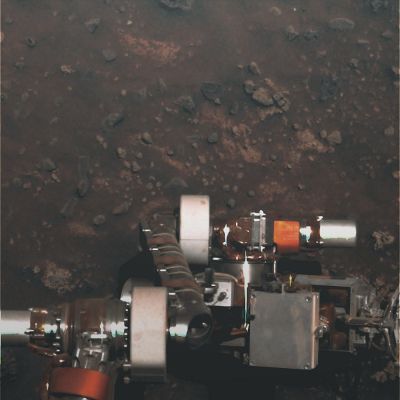 MER's details - Sol 1229 (natural colors + MULTISPECTRUM; credits: Dr Gianluigi Barca & Lunexit)
Un minuscolo commento, a chiusura di quest'Anno Solare 2007.

Il Lavoro svolto da Lunar Explorer Italia, attraverso i Suoi Fondatori, Partners e Collaboratori/Ricercatori Esterni, ha portato la nostra insignificante Fondazione ad avere una Fototeca On-Line che è seconda SOLO agli Archivi (sempre On-Line) NASA.
Questo vuol dire che il materiale che vedete su Lunexit costituisce - nel suo complesso - la Banca Immagini più grande d'Europa e, al Mondo, una Banca Immagini che è seconda solo ai nostri Amici, Maestri ed Ispiratori della NASA.

E già questo non è poco.

Se poi considerate la QUALITA' del Lavoro svolto dai vari Gianluigi Barca, Marco Faccin, Lorenzo Leone, Gualtiero La Fratta, Matteo Fagone, Alessio Feltri, Fabio Italiano, Allison McPherson, Massimo Staccioli, Lucio Deplano, Internos2K e tantissimi altri che non possiamo (solo per ragioni di spazio) citare in questa caption, allora dovreste renderVi conto pienamente di quello che significa Lavorare sempre, Crescere, Sviluppare Nozioni, Cognizioni e Metodi e quindi fare Lavoro di Squadra (o TeamWork, proprio come dicono alla NASA). Le nostre elaborazioni in Colori Naturali + MULTISPECTRUM sono, detto senza falsa modestia, semplicemente fantastiche e, come molti di Voi ci hanno scritto, di gran lunga superiori, per qualità e "credibilità" intrinseche, alle elaborazioni NASA.
Noi non sappiamo se questo è vero. Certo, ci piace pensarlo: ma non sappiamo se è vero (su Marte, infatti, nessuno di noi ci è ancora stato di persona, per vedere e controllare...).

Quello che sappiamo è che noi lavoriamo, mantenendo una Visione comune ed uno Spirito "vivo", "curioso", "acceso".

Forse non arriveremo su Marte e, forse (anzi: certamente), i Libri di Storia non si ricorderanno di noi. Ma una cosa è certa: il Lavoro che abbiamo fatto, che stiamo facendo e che faremo, è il risultato finale (anzi: intermedio, poichè questo Lavoro non ha nè avrà mai fine, per definizione) di un rapporto molto bello e molto raro, specie di questi tempi.
Un rapporto che si chiama "Amicizia" e che è fatto, inter alia, da Rispetto (reciproco), Umiltà e Passione. 

Che dite? Lo vogliamo regalare un piccolo applauso a Lunexit?

Un abbraccio e Buon 2008 a TUTTI!

Dr Paolo C. Fienga - Lunar Explorer Italia (Presidente & Socio Fondatore)
Parole chiave: MER Spirit and Martian Surface