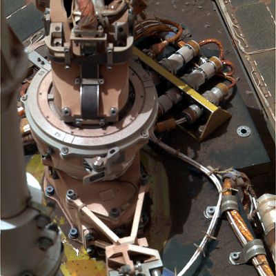 Circuits (true colors; elab. Dr Marco Faccin)
Premesso che l'elaborazione in colori veri ottenuta dal Dr Faccin è superba, ci chiediamo: ma dove sarà mai andata a finire tutta quella polvere che dovrebbe essersi depositata sul Rover in questi 3 anni ed oltre?
Ed i circuiti, così "esposti" all'inclemenza "estrema" del Clima di Marte...eppure così PERFETTI ed INTATTI...

Curioso, vero?!?...
Parole chiave: MER Spirit - Various Circuits and Solar Panels