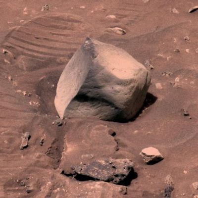 Unusual stone near Spirit (2) - Sol 1239
Ora, Vi domanderete, perchè spendere tutte queste (in fondo inutili) parole per svolgere delle riflessioni che qualsiasi Lettore potrebbe fare allorchè osservasse con attenzione e per 5 minuti di fila questo frame? Semplice: perchè, sulla base della nostra esperienza, quasi nessuno osserva per 5 minuti di fila un frame come questo e, quindi (ed alla fine), nessun Lettore poi svolge, nel suo foro interno, delle riflessioni simili o analoghe a quelle che noi abbiamo esplicitato. La maggior parte dei Lettori, recentemente, sembra essere molto più coinvolta da altre "problematiche"; su tutte, quella (ormai annosa e noiosa) dei "Colori di Marte". 
Ci stiamo sbagliando? Secondo noi no. 
In effetti (ed ormai sempre più spesso, come in questo caso), anche i Ricercatori e gli Appassionati, anzichè focalizzare la propria attenzione su dettagli MOLTO interessanti (ivi: una roccia che sta dove non dovrebbe essere), si mettono a discutere su una questione di lana caprina quale è la querelle sui True Colors of Mars al solo ed unico scopo, in fondo (come dice il buon Dr Barca), di poter dire, oggi o domani (o fra 100 anni...):"Vedete? Avevo ragione io! Sono stato io il primo a capire quali fossero i True Colors of Mars!". 
Forse lo avevamo già detto ma, a nostro parere, repetita juvant: il vero ed unico Mistero dei "True Colors of Mars" è nella domanda che recita "Come mai i True Colors of Mars sono diventati un Mistero"?

In altre parole: mentre continuiamo a scherzare ed a beccarci sulle "pagliuzze", un sempre più ingente quantitativo di "travi" ci sta passando davanti agli occhi...senza che nessuno apra bocca al riguardo. Questo Erratic Boulder è solo una minuzia, ovviamente, ma serve a rendere l'idea di come sia facile concentrarsi sulle sciocchezze e perdere di vista le cose essenziali. Che ne è stato, ad esempio, della Silver Sphere? E del "tubo argenteo" fotografato da Spirit nei suoi primi Soles? E delle "pseudo-rocce" che cambiavano forma e posizione fra uno scatto e l'altro? E che ci dite del Totem? E delle flares che, di quando in quando, venivano riprese mentre si "accendevano" sulla superficie di Gusev, a non troppa distanza dal Rover?...

Niente. Tutti dettagli dimenticati, passati via. 
Tutte questioni (ovviamente) "irrilevanti". Ciò che conta, alla fine, sembra essere solo il "Colore di Marte". 
E allora, alla fine della chiacchierata, per capire quanto sia assurda - in fondo - questa pseudo-problematica, provata rispondere ad una domandina semplice-semplice (e tanto ingannevole quanto lo è la domanda sui "Colori del Pianeta Rosso): quali sono i "True Colors" della Terra che Vi circonda?

Sapreste individuarli e descriverli su basi OGGETTIVE?

Provateci, e buon lavoro...
Parole chiave: Martian Surface - Boulder - Controversial