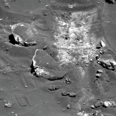 Flat-Rock, after Spirit rolled over it (1)
Un frame davvero curioso: la roccia piatta (Flat-Rock) che potete vedere accanto all'area bianca è stata "rotta", a nostro avviso, dal MER Spirit il quale - passateci la battuta... - ci è allegramente "passato sopra", fratturandola.
Questo fatto, come ovvio, non prova nulla se non che la roccia Marziana che abbiamo battezzato "Flat-Rock" è fragile.
E come mai è fragile?

Forse perchè, internamente, è porosa. Ed è davvero un peccato che la definizione di questo frame sia tutt'altro che ottimale però, se operate un leggero ingrandimento del dettaglio e poi guardate bene, forse potreste scorgere alcuni particolari davvero MOLTO interessanti...
Parole chiave: Martian Surface - Rover Tracks with a broken rock and possible Silica dust