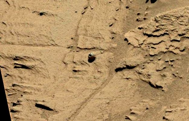 Sol 1293 - Extremely Unusually-looking Surface feature in Gale Crater: "The Open Mouth" (CTX Frame)
....Affascinante, ma incommentabile.
Parole chiave: Martian Surface - Controversial