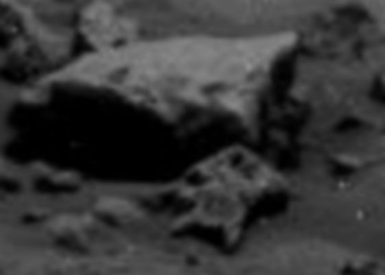 Is this a "rock"?!? - Sol 1306 (extra-detail mgnf)
Nulla da dire se non "Bravo!" al Dr Barca per aver individuato ed isolato un simile (e completamente enigmatico) rilievo.
Parole chiave: Martian Surface - Rocks, Sand and Debris - Controversial