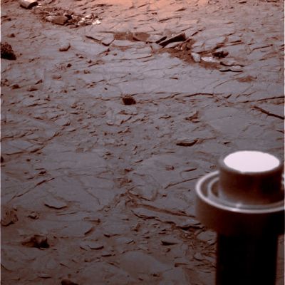 Antenna Mast, Soil and "Sparkling Pebbles" - Sol 1355 (possible natural colors; elab. Lunexit)
Interpretazioni diverse, ma simili; entrambe razionali ed entrambe idonee a farci capire che "qualcosa" è successo, molto di recente, nei pressi di Spirit (quadrante in alto a Sx dell'Osservatore).
Le elaborazioni di Lunexit e del Dr Marco Faccin, come detto, sono MOLTO simili, a dispetto del fatto che sono state ottenute impiegando procedimenti sostanzialmente differenti.
Ora ci farebbe piacere vedere una elaborazione NASA del medesimo dettaglio ma...Forse è chiedere troppo.

Comunque sia, una cosa la si può dire senza timore di essere banali e/o scontati: se le logiche adottate per la trasformazione di un frame in b/n in un frame a colori sono simili (o, quanto meno, affini), lo strumento che permette la colorizzazione non è poi l'elemento decisivo ed i risultati finali restano comunque coerenti (pur nella loro - piccola - diversità).

Ora attendiamo i Vostri commenti e le Vostre valutazioni!
Parole chiave: Martian Soil - Pebbles, Sand and Dust
