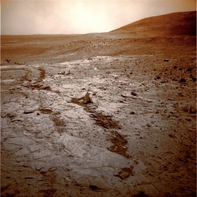 The "Martian Tepee", from atop (possible natural colors; elab. Lunexit) - Sol 1361
Un grande complimento anche al nostro caro Amico e Partner, Lorenzo Leone, il quale (così dimostrando la straordinaria importanza del "Lavoro di Squadra") ha localizzato il "Tepee" in un frame Spirit NavCam del Sol 1361: in questa ripresa, effettuata - diremmo - da una trentina di metri (o forse qualcosa in più) dal rilievo, la struttura di questa curiosissima formazione si evidenzia in tutta la sua intrigante bellezza.
La "lastra maggiore" (a Sx), sembra essere - in qualche modo - "lavorata" sulla sua porzione visibile e l'impressione - anche se noi siamo i primi a dire che la mente e gli occhi, spesso, "vedono quello che vogliono"... - è che siamo realmente davanti ad un frammento (una "scheggia") di qualcosa che, un tempo, costituiva una struttura più grande e complessa.
Il terreno nei pressi del Tepee è fortemente disturbato e le azioni di disturbo, a nostro parere, sono molto recenti (forse il passaggio ravvicinato del Rover?).

Difficile, al momento, sbilanciarsi e dire di più. Certo è che il Martian Tepee è davvero un rilievo strano ed affascinante...
Parole chiave: Extremely Controversial Surface Feature