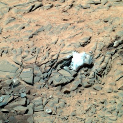 Recently disturbed soil with extremely bright Surface Features (1 - possible natural colors; elab. Dr Marco Faccin) - Sol 1361
Una nuova interpretazione in possibili colori naturali di un'area situata nei pressi del MER Spirit la quale, anche per gli occhi di non-geologi, risulta essere stata evidentemente "disturbata" (e cioè "mossa", "modificata" etc.) molto di recente.
L'elaborazione del dettaglio (quadri 1 e 2) è avvenuta a cura del bravissimo Dr Marco Faccin, che ringraziamo - come sempre di cuore - per il tempo e l'attenzione dedicata alla ricerca di evidenze relative alla verificazione di "attività superficiali recenti" sul Pianeta Rosso.

Relativamente al particolare (la cui albedo è talmente elevata da produrre un effetto di over-saturazione sull'immagine), la nostra ipotesi di partenza è semplice: si può trattare di un oggetto metallico (un frammento di qualcosa) oppure di un cristallo di discrete dimensioni.
Occorre tuttavia sottolineare che la presenza di altre zone, più piccole (vedere il lato Dx, l'area posta nella porzione bassa del frame, alcune rocce situate nelle immediate prossimità del "corpo principale" ed infine altre tracce più leggere a Sx dell'immagine, quasi sul bordo), che presentano lo stesso effetto di over-saturazione di cui al dettaglio principale, in realtà potrebbero anche spingerci verso ipotesi più "esotiche"...

Parole chiave: Martian Soil - Very Bright Surface Features