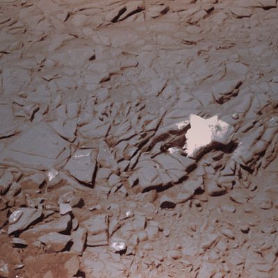 Recently disturbed soil with extremely bright Surface Features (3 - possible natural colors; elab. Lunexit) - Sol 1361
La nostra elaborazione in possibili colori naturali è stata stressata (leggeremente) per meglio evidenziare la incredibile differenza di albedo e tessitura dei dettagli over-saturati rispetto al resto del paesaggio ripreso. 

Questo è quanto possiamo offrire e dire, per ora. L'ultima considerazione attiene la grande cura con cui il Rover Spirit sta riprendendo questa zona: forse, e non solo a nostro parere, "da quelle parti" c'è qualcosa di MOLTO interessante, che vale la pena studiare a fondo...
Parole chiave: Martian Soil - Very Bright Surface Features