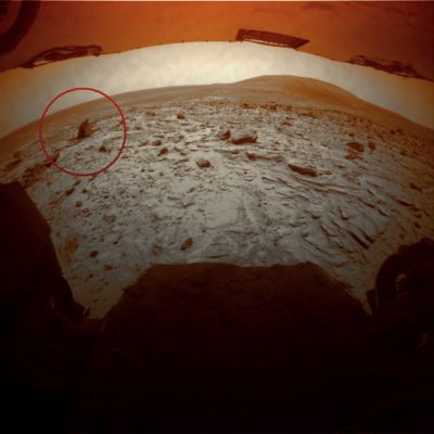 The "Martian Tepee" (context frame - possible natural colors; elab. Lunexit) - Sol 1362
Una nuova (e, riteniamo, davvero straordinaria) scoperta del Dr Barca: siamo nel Sol 1362 e, proprio davanti a Spirit, vediamo (cerchiata in rosso) una struttura superficiale che non riusciamo - davvero - a spiegare razionalmente ma che, nella sua forma bizzarra e lineare, ci ha ricordato i "tepees" di Indiana memoria.

Osservatela bene - specie usando l'extra-detail mgnf che segue - e poi provate a darle una spiegazione razionale e pragmatica: una "lastra" (di roccia?) poggiata ad un'altra lastra che giace semi-infossata.
Le due "lastre" hanno spessori simili e fattezze simili; la posizione e la fattura del rilievo risultante dalla loro configurazione finale è (per noi, come ovvio) geologicamente inspiegabile.

Guardate bene: avete delle idee? Avete mai visto qualcosa di simile (su Marte, sulla Luna o sulla Terra stessa) in precedenza? Che cosa stiamo guardando?!?...
Parole chiave: Extremely Controversial Surface Feature