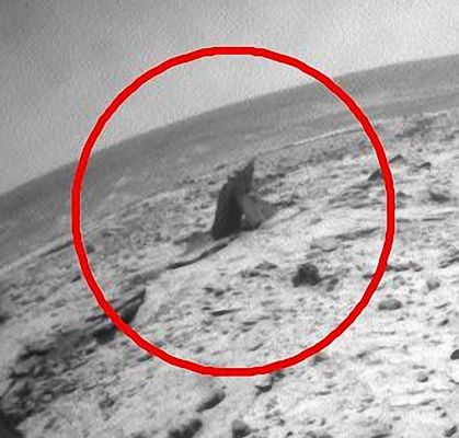 The "Martian Tepee" (extra-detail mgnf) - Sol 1362
Cha altro aggiungere? Abbiamo davanti - come questo extra-detail mgnf dimostra chiaramente - un rilievo semplicemente incredibile il quale sembra davvero essere costituito da una struttura laminare, piatta e (apparentemente) "lavorata" sui lati, la quale si appoggia ad un'altra struttura laminare che giace - riteniamo - parzialmente sepolta.

Sarà un (ennesimo) "Scherzo della Natura"? O una nuova "Svista"? O forse è davvero una sorta di Manufatto?...

Noi diciamo solo - per ora - "Complimenti al Dr Barca per il fantastico ritrovamento"! 

Ed ora aspettiamo le mosse degli Amici di Pasadena e vediamo se daranno modo al  Rover di avvicinarsi a questo rilievo che ci sentiamo di eleggere al rango di "Anomalìa di Superficie".
Solo avvicinandoci, infatti, forse riusciremo a capire "che cosa" stiamo realmente guardando...
Parole chiave: Extremely Controversial Surface Feature