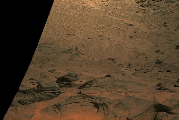 The "Madonna of Mars": closure (MULTISPECTRUM; credits: Lunexit)
La famosa rubrica "NASA - Picture of the Day", nella sua edizione di oggi, Martedì 29 Gennaio 2008, nel dedicare il proprio spazio ad un paesaggio che ritrae la zona di Gusev Crater nota come West Valley, si sofferma anche a parlare della "Statuetta di Marte", da noi ribattezzata come "Madonna di Marte". 
Lo scenario che emerge dal commento NASA è tanto veritiero, quanto sconsolante: grazie alla fame di scoop facili-facili e grazie alla colossale ignoranza ed incompetenza di innumerevoli appassionati e pseudo-ricercatori, la favoletta della Statua di Marte ha provocato un danno di fatto incalcolabile ai Ricercatori Privati ed alle Associazioni e Fondazioni di Ricerca Private - esterne al Mainstream Scientifico Istituzionale - che fanno della serietà e del pragmatismo la loro Filosofia.
Insomma: siamo tornati indietro di 25 anni (minimo), dato che la "Statua di Marte" è stata espressamente equiparata, in termini di mega-bufala, alla Faccia di Marte, di Hoaglandiana memoria.

Per la stolida insipienza e stupidità di alcuni, tutti coloro che lavorano DURAMENTE E SERIAMENTE (ma, come detto, al di fuori delle Istituzioni Scientifiche Classiche) su queste complesse tematiche hanno subito un enorme danno. E tutti i "furbetti" che non aspettavano altro che la commissione di un errore (anche occorso in Buona Fede) per dare degli idioti e visionari a quelli che, come noi, cercano con pazienza, dedizione ed apertura mentale (ma anche con pragmatismo e razionalità) qualche evidenza di Forme Vitali Extraterrestri, non hanno perso l'occasione per "sfottere".

Dall'Astronomo (tanto saccente e scettico, quanto antipatico ed irritante Phil Plait) all'altrettanto "smart-ass" Researcher (come direbbero in America), Alan Boyle.
Volete leggere quello che hanno scritto? EccoVi i links:

per il Dr Plait: http://www.badastronomy.com/bablog/2008/01/21/speaking-of-dumb-mars-claims/
per il Dr Boyle: http://cosmiclog.msnbc.msn.com/archive/2008/01/24/604838.aspx

Morale: TUTTA LA COMUNITA' DEI RICERCATORI INDIPENDENTI E' STATA RIUNITA SOTTO IL NOME COMUNE DI "CONGREGA DI POVERI FESSI E VISIONARI". 

Questo è il VERO ed UNICO (nonchè avvilente) risultato della mega-panzana relativa alla "Madonna di Marte".

Ed ora pensateci sopra, se volete...
Parole chiave: Martian Surface - Anomalous Surface Feature - The Madonna of Mars