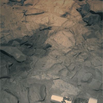 Recently "Disturbed Terrain" - Sol 1418 (MULTISPECTRUM; credits: Lunexit)
Sul lato del frame posto alla Sx dell'Osservatore troviamo un caso classico di "suolo recentemente disturbato". 
Di che si tratta? 
Molto probabilmente di effetti immediati e diretti del passaggio del Rover e cioè: schegge di rocce frantumate, sabbia e polveri smosse, markings delle ruote sulle aree più chiare e sassi visibilmente dislocati rispetto alle loro (presumibili) posizioni originarie.

Insomma: il passaggio del Rover su una determinata zona lascia sempre (o quasi sempre) segni abbastanza facilmente riconoscibili e, senza dubbio, molto diversi da quelli che abbiamo visto in un precedente frame sempre relativo al Sol 1418 (e cioè le possibili "scalfitture" su alcune pietre e su un outcrop). 
Parole chiave: Martian Surface - Disturbed Terrain near Home Plate