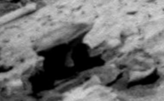 The "Anvil" - Sol 1422 (extra-detail mgnf; credits: Dr Gianluigi Barca)
L'incudine: in questa versione fortemente magnificata, la bizzarria del dettaglio può essere colta senza sforzi.

La nostra opinione (non esotica) è che si tratti di quello che rimane di una struttura stratificata più complessa la quale è stata "limata, molata e, in parte spazzata via" dai venti che soffiano su Gusev Crater. Insomma: un esempio - ravvicinatissimo - di mini-Yardang (o "wind-work", come lo chiamano scherzosamente alla NASA).

Un grande complimento al Dr Barca per l'occhio e la costante dedizione!
Parole chiave: Martian Surface - Anomalous Surface Feature - The Anvil