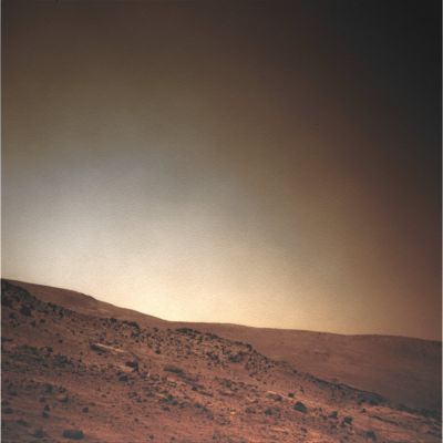 The Sky over Spirit... (1) - Sol 1432 (MULTISPECTRUM; credits: Lunexit)
A nostro parere - ed a prescindersi dal fatto che questi sìano colori "realistici e verosimili", oppure no - alcune (anzi: diremmo la maggior parte) delle ottiche di Spirit, pur essendo indubbiamente "sporche", sono comunque in migliori condizioni delle ottiche di Opportunity.
E questo fatto, tutto sommato - e considerata anche la "polverosità media" di Gusev in rapporto a quella di Meridiani -, ci sembra strano.
Parole chiave: Martian Sky over Gusev Crater