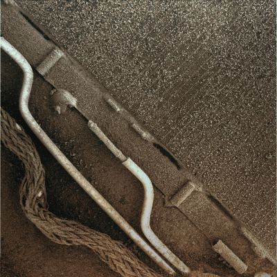 Signs of Time - Sol 1473 (natural colors; credits: Lunexit)
Abbondantissimi depositi di polveri e sabbie (uniti ad altre curiose aggregazioni di materiali, meglio visibili in altri frames e non definibili, al momento, per ciò che attiene la loro natura) sembrano voler indicare una imminente fine del Rover Spirit: in questo quadro, leggermente magnificato e colorizzato da noi, lo strato di "simil-cenere" che avvolge cavi, giunzioni e, per la quasi globalità della loro estensione, i Pannelli Solari del Rover, pare avere ormai il dominio sulle porzioni vitali di Spirit. 

E' evidente, a questo punto, che se questa "simil-cenere", durante il pieno Inverno Marziano, dovesse compattarsi e gelare, probabilmente l'avventura del nostro caro MER sarebbe da considerarsi davvero alla fine.

Tuttavia, come l'esperienza ci ha insegnato, non si deve mai disperare: qualcosa - in fondo - può sempre accadere...
Parole chiave: MER Spirit - Solar Panels