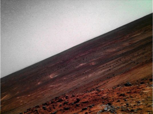 Horizon - Sol 1559 (Superdefinition; credits: Dr M. Faccin)
I contrasti cromatici della Pianura di Gusev Crater sono stati leggermente accentuati, così da dare ai nostri Lettori non solo un'idea della effettiva (e variagata!) colorazione del Suolo Marziano, ma anche della sostanziale inesistenza della - ormai tendenziale e radicata - monocromaticità "Made by NASA".
Che una Dominante Cromatica, su Marte (ma SOLO in alcune Regioni e Zone), esista, a noi pare ormai un dato acquisito; ma che questa Dominante finisca con il tradursi quasi sempre nelle immagini a fondo "Giallastro" o "Arancio-Giallo" alle quali la NASA ha ormai abituato l'Opinione Pubblica, è un'assurdità.

Anzi, peggio: è un falso.

Grandi Complimenti al Dr Faccin per questa magnifica elaborazione!
Parole chiave: Martian Horizon - The Plain of Gusev Crater