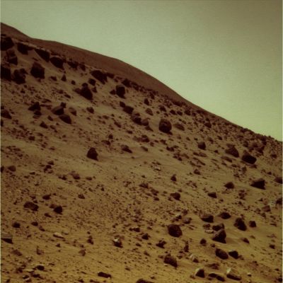 Greenish Sky over Gusev... - Sol 1668 (natural colors; credits: Dr G. Barca & Lunexit)
Se il Cielo di Marte lo vediamo, in certi frames, dipinto di un leggero color "verdolino", vuol dire che la fotografia è stata processata male? Forse. O forse no.

Pensate a questo fatto: se il cielo di Marte fosse effettivamente (come dicono tanti Ricercatori) di un color celeste/bluetto pallido, che cosa dovrebbe accadere quando elevati quantitativi di micro-polveri, polveri sottili e sabbie (tutte color giallo, arancio/giallo) si trovassero in sospensione? 

Insomma: se noi ci trovassimo - come i Rover - al suolo, di quale colore ci apparirebbe il Cielo? 

Che succede quando al celeste/bluetto sovrapponiamo il giallo, o il giallastro, o il giallo/arancio?...Facile, non credete?!?
Parole chiave: Martian Sky - Controversial