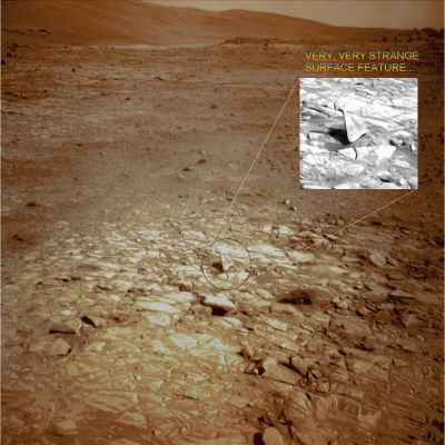 Unbelievable "Pseudo-Balance" - Sol 1763 (edm - false colors; credits: Lunexit)
Pseudo-Equilibrio, o Equilibrio Illusorio: trattasi di un equilibrio che non è stabile, nè instabile, nè apparente. Un equilibrio, insomma, che, in Natura (ed almeno sulla Terra) non esiste (rectius: non dovrebbe esistere).

E' ovvio che questa riflessione (determinata dalla mera osservazione) è anche una provocazione: ci sarebbero, infatti, delle possibili (anche se, va detto, piuttosto stiracchiate...) spiegazioni a questo fenomeno. 
Spiegazioni che potete trovare Voi stessi, magari usando l'edm del dettaglio.

Quello che a noi preme sottolineare è solo un fatto, semplicissimo: questa particolare Surface Feature, al di là di tutto, costituisce un caso eclatante di Singolarità (se vogliamo restare tranquilli) o di autentica e pura Anomalìa di Superficie (se vogliamo "lanciarci" un pò).

Sulle nozione di Singolarità ed Anomalìa, come saprete, abbiamo già detto molto, molte volte e quindi non vogliamo ripeterci ed annoiarVi; sul fatto che QUESTA Feature sia - se non altro potenzialmente - ESTREMAMENTE CURIOSA (ribadiamo: ai limiti dell'impossibile, fisicamente parlando) riteniamo che non possano sussistere dubbi.

Chissà che cosa ne pensa la NASA... 
Parole chiave: Martian Surface - The "STOP" Sign