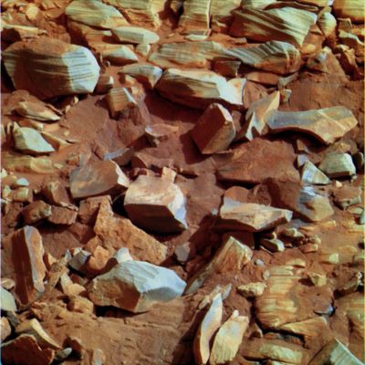 Rockland! - Sol 1788 (False Colors; credits: Dr M. Faccin)
Spirit ha ripreso a muoversi e noi con lui: una splendida veduta che rappresenta un piccolo dosso (piccolo ma insuperabile per Spirit) e le curiose rocce che lo ricoprono. 
Le rocce a Matrice Basaltica (quasi tutte diremmo) nella raffigurazione in falsi colori preparata in "Stile NASA" dal nostro eccezionale Dr Faccin ci appaiono "bluette"; i depositi pi� abbondanti di polveri sono caratterizzati da un bel color marrone-rossiccio scuro; i depositi leggeri e soggetti ad azione di pulitura eolica invece sono di color giallo chiaro ed arancio-mattone.
Da notare alcuni importanti segni di stratificazione (guardate i macigni che occupano la porzione superiore del frame) ed altre rocce curiosamente sagomate (una, con profilo "ad arco", � visibile poco oltre la met� del frame, verso la Dx dell'Osservatore).
Parole chiave: Martian Surface - Rocks of various size and shape