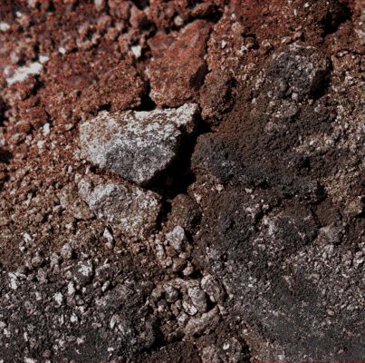 Signs of burning? - Sol 181 (True Colors; credits: Dr M. Faccin))
Un nuovo esempio di come si può arrivare ad una Superdefinizione in True Colors che esalta il contenuto delle immagini e, in parte, lo chiarisce.
E si: perchè il "colore" (quando è Vero e/o quando è Naturale) è uno strumento di lavoro di cui non si può sottovalutare il peso.
Molti Ricrcatori pensano che quello che conta sia la "forma generale" (le cosiddette "Linee di Essenziali" o "di Definizione" dell'orizzonte ripreso); altri pensano che sia il particolare; altri ancora pensano che le fotografie sìano sovrastimate e quello che vale sono i "RAW Data" che, con l'immagine, non hanno nulla a che vedere. E poi ci sono i Ricercatori che riconoscono un valore assoluto alle immagini, ma non ai colori.

Noi pensiamo che un approccio "preferenziale" (della serie "è meglio avere questo piuttosto che quello" e così via) sia, tutto sommato, comprensibile ed "umano". Si preferisce avere, di regola, quello che si riesce a capire o ad nterpretare meglio, in accordo alle proprie capacità, competenze ed attitudini.

Ed in aggiunta a quanto sopra, noi crediamo che il "Colore" sia un dato FONDAMENTALE, specie per chi - come Gruppo Lunexit - studia l'Ambiente.

Questa immagine costituisce una prova (quasi) "tangibile" della Natura Vulcanica dell'ambiente di Gusev: il colorito arancio-rossastro che domina la porzione superiore del frame, infatti, può essere caratteristico sia di esalazioni sulfuree provenienti da bocche vulcaniche (volcanic vents)forse ancora attive, sia da "arrugginimento" (rusting) di materiali ferrosi a causa di esalazioni - sempre aventi una matrice vulcanica - contenenti elevati quantitativi di vapore acqueo (abbiamo evidenze di questo tipo di fenomeno anche sulla Luna - cfr.: Apollo 17 - Orange Soil near Shorty Crater).
La parte bassa dell'immagine, invece, costituisce una bella prova della presenza di un accumulo di ceneri vulcaniche, probabilmente "recenti" (geologicamente parlando, come ovvio). 

Queste riflessioni, che riteniamo essere piuttosto importanti, sono (affettuosamente) dedicate ai Ricercatori che pensano che il "Dato Colore" abbia un mero valore estetico, e nulla più..
Parole chiave: Microscopic Imager - Martian Surface - Volcanic Features