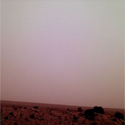 Strange "Flares" in the Sky of Mars (1) - Sol 2025 (ALL Filters and RAW Natural Colors; credits: Dr M. Faccin)
Questo frame, splendidamente colorizzato dal nostro Marco Faccin in Colori Naturali (qui non ancora calibrati - la calibrazione è stata operata nel frame che segue), sembra essere solo uno dei tanti "Quadri Marziani" ai quali i MER Spirit ed Opportunity ci hanno abituato negli ultimi 5 anni.
Un Quadro Marziano, ossìa una di quelle (sempre e comunque SPLENDIDE!) immagini che esprimono un grande senso di calma, di silenzio e di gelida solitudine.

Ma osservate che cosa succede nelle versioni 3 e 4 che seguono e che rappresentano l'Orizzonte di Gusev ed il Cielo sopra di esso, una volta modificati i parametri di contrasto ed ampliata la Banda destinata a raccogliere le Lunghezze d'Onda che superano lo Spettro della Luce Visibile...
Parole chiave: Martian Horizon - Gusev Crater - Controversial