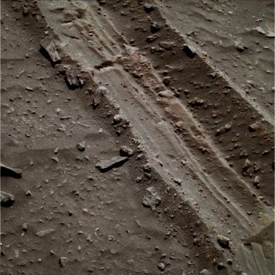 Deep Rover Tracks, with Small Rocks, Pebbles and Reddish Sands - Sol 2085 (Natural Colors; credits: Lunexit)
Un'ottima elaborazione (curata dal nostro eccezionale Dr Barca) che ci mostra una curiosità: di regola, quando le tracce lasciate da Spirit diventano piuttosto profonde, emerge - dalla Sub-Surface di Gusev - del terriccio bianco, dai riflessi azzurri (sali e/o solfati); in questo caso, invece, accade l'esatto contrario! 
E cioè, dal di sotto del terriccio superficiale - di colore marrone-chiaro/cenere, con chiazze verdognole -, emerge della sabbia color rosso scuro (porzione centrale e superiore del solco).

Curioso! Specialmente se considerate il fatto che questo color-processing non altera i dati-colore disponibili, ma si limita ad estrarli, evidenziandoli...

Avete una spiegazione per questo fenomeno?
Parole chiave: Martian Surface - Rover Tracks, Pebbles and colourful Sand