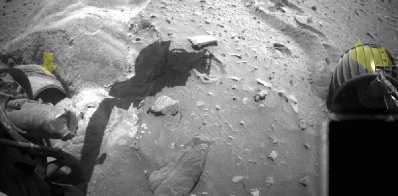 WATCH CAREFULLY! - Sol 2147 (GIF-Movie - credits: Dr M. Faccin)
Insabbiato o disinsabbiato? Questo GIF-Movie, realizzato dal nostro eccezionale Marco Faccin, è stato costruito con frames ottenuti TUTTI durante il Sol 2147 della "Campagna Marziana" del MER Spirit.
Ebbene, se guardate attentamente il filmato - magari scaricatelo e poi guardatelo frame-by-frame -, Vi accorgerete che in UN SINGOLO frame, la "ruota insabbiata" di Spirit APPARE FUORI DALLA SABBIA (quasi completamente)!
Spirit nuovamente libero, dunque?
No. Nei Soles successivi, infatti, la ruota sepolta è nuovamente "sepolta" (e dunque il nostro Amico Rover non può abbandonare la sua posizione).

Secondo noi, però, Cari Amici, qui c'è qualcosa che non va. Noi non siamo "Complottisti" e, dato che basta poco per essere tacciati di cialtronaggine, ci fermiamo qui. 
Ma Voi, se volete, potete anche andare avanti, scriverci, e speculare sulle possibili implicazioni derivanti da quel "frame che non dovrebbe esistere" e che invece è lì, e ci fa vedere qualcosa che non si potrebbe nè dovrebbe vedere (secondo gli Amici di Pasadena...).

Che ne pensate?
Parole chiave: GIF-Movie