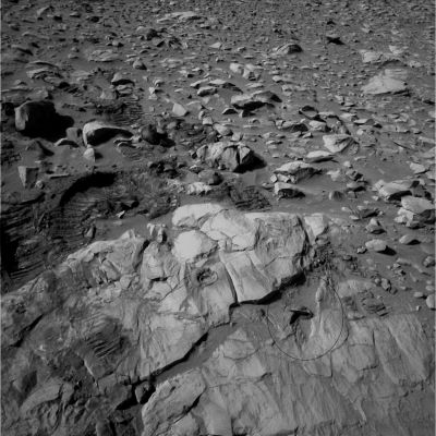 Do you remember? - Sol 225
Il Rover Spirit è passato vicinissimo allo "spuntone" che, sul suo lato emergente, appare essere stato - in qualche modo - ripulito e parzialmente riportato alla luce (osservate con attenzione l'infossatura che giace sul lato Sx della possibile Anomalìa, in basso), ma di immagini chiare e ravvicinate del rilievo, a quanto ci è dato capire e vedere, non ne esistono.

Sulla "Natura" della possibile Anomalìa potremmo, come sempre, discutere per anni e, comunque, non arrivare assolutamente a niente di definitivo. Dunque NON la discuteremo.

Quello che ci sorprende, come sempre, è l'atteggiamento dei Pasadena Boys, i quali hanno portato Spirit ad un passo (letteralmente) dal rilievo controverso, hanno effettuato misurazioni ed abrasioni sia nei suoi pressi (il Marchio lasciato dal Rock Abrasion Tool sull'affioramento chiaro, quasi a centro frame, è evidente), sia a ridosso dello stesso (ripensate alle tracce di scavo che si vedono sul suo lato/versante inferiore), poi  hanno scattato svariate fotografie dei suoi dintorni e delle relative prossimità, ma hanno "dimenticato" di fotografarlo "da vicino", magari usando il Microscopic Imager.
Ed ovviamente, tra le "curiosità" Marziane di Gusev, non lo hanno MAI citato.

Morale: noi saremo anche "complottisti", ma chi non riesce a vedere nè queste (ripetiamo: "possibili", NON certe!) Anomalìe Superficiali nè queste palesi "bizzarrie comportamentali" dei ragazzi della NASA, o è cieco (e allora lo assolviamo), oppure è in malafede.

E la malafede è quanto di peggio possa esistere nella "scala" dei disvalori comportamentali umani, quale che sia il Campo (Scientifico e non) di riferimento.

Meditateci sopra...
Parole chiave: Martian Surface - Controversial Surface Feature - "The Bar"