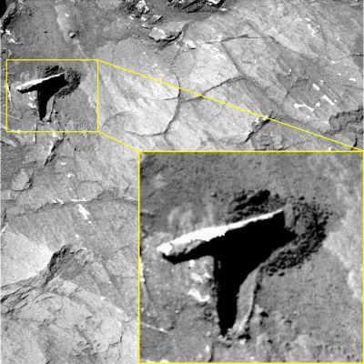 The "Metal Bar", on Mars... - Sol 226
Se la "Tartaruga" del Sol 45 era inquietante, questa evidenza (sempre individuata dall'eccezionale Dr Barca) è sconcertante: le spiegazioni servono a poco, in casi come questo.
Guardate Voi stessi: una sbarra (o forse quel che resta di una tubazione, ormai erosa e segnata da ere di intemperie e di condizioni ambientali avverse ed estreme) sbuca dalla Superficie di Gusev e viene immortalata da Spirit.

Ecco, con questa immagine (ed attraverso questa immagine) desideriamo segnare una Linea di Confine fra ciò che le cose "sembrano" e ciò che esse "sono". Con le fotografie orbitali, tantissimi rilievi superficiali curiosi "SEMBRANO" certe cose: ad esempio castelli, o fortezze, o piramidi e monumenti vari.
SEMBRANO.

Ed anche dalle immagini ottenute dalla superficie innumerevoli rilievi bizzarri "SEMBRANO" tantissime altre cose: volti, tartarughe, statuette e monili vari.
SEMBRANO.

Ma in questo frame c'è una "sbarra" - un pò schiacciata, si direbbe - di un qualche tipo (stiamo provando a fare una colorizzazione per vedere se il colore ci può essere d'aiuto a capire che cosa stiamo ossevando - si direbbe metallo, a causa dell'effetto di sovra-saturazione che ne caratterizza il lato superiore, rivolto verso il Sole) che sbuca dalla superficie e che Spirit - si vede - ha in qualche modo "tastato" (il terreno che la circonda, infatti, mostra degli evidentissimi segni di recente disturbo).
Ecco: QUESTA è un'ANOMALIA e QUESTA è una Surface Feature che MERITA (a nostro parere) UN'ANALISI (anche se la NASA e gli altri Scienziati e Ricercatori della Terra, Convenzionali e/o Borderline, non hanno fatto neppure una piega davanti a questa possibile - e, se reale, straordinaria - evidenza di una possibile e pregressa (diremmo letteralmente SEPOLTA) Civiltà Marziana).

Pensateci sopra (soprattutto quelli che scrivono che Lunar Explorer fa solo "de-bunking"...con ciò dimostrando di non aver capito proprio nulla del nostro Lavoro) e scriveteci, per favore, dicendo cosa ne pensate. Grazie.
Parole chiave: Martian Surface - Extremely Controversia Surface Feature - The "Bar"