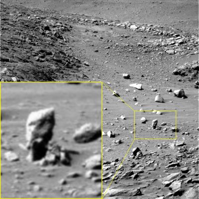 Unbelievable "Pseudo-Balance" - Sol 288 (credits: Dr G. Barca)
O la roccia individuata dal Dr Barca (e magnificata nell'inset) sta rotolando (e, se così fosse, ci viene da chiederci quanto - poco - possa pesare...), oppure la sua configurazione superficiale costituisce un nuovo - l'ennesimo ed eclatante - caso di Pseudo-Equilibrio - o Equilibrio Impossibile.

Giudicate Voi...
Parole chiave: Martian Surface - Extremely Controversia Surface Feature - The "Rolling Rock"