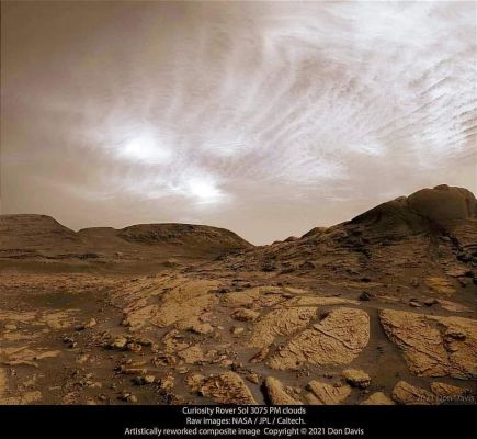 Clouds over Curiosity (Credits: NASA/JPL; Credits for the additional process. and color: Don Davis)
L'immagine, in sè, potrebbe anche essere carina. Ma questo tipo di colorizzazione non esiste. Nemmeno su Marte. Evidentemente anche il "Grande " Don Davis - di cui ho apprezzato molto il lavoro negli anni, sta invecchiando o si è piegato alle logiche cromatiche NASA.
Decidete Voi.
Parole chiave: Martian Sky - Clouds