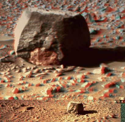 Assimilation or Birth? - Sol 325 (Natural Colors and High-Def3-D - credits: Dr M. Faccin)
Spesso, sulle nostre pagine, parliamo dell'individuazione di "indizi" e non di "prove". Ed è giusto. 

Ma se la nostra Teoria/Speculazione Fondamentale (la quale ci dice che un'ampia maggioranza di Rocce Marziane non è affatto costituita da "rocce" - nel senso terrestre del termine -, bensì da Forme Vitali Indigene che, dopo un certo periodo di gestazione e di esposizione, riteniamo, all'ambiente "aperto" di Marte - fatto di eclatanti sbalzi termici ed una intensa e costante "doccia" di Radiazioni Cosmiche -, "partoriscono/si trasformano in qualcosa" e quindi abbandonano i loro "gusci", vuoti e spesso bucherellati, sulla solo apparentemente brulla Superficie del Pianeta Rosso) deve trovare delle fondamenta oggettive per acquisire Dignità Accademica, allora questo frame, proposto in High-Def-3D dal nostro sempre Grandissimo Amico e Partner Marco Faccin, costituisce una "Prova" (rigorosamente con la "P" maiuscola) in tal senso.

Il frame lo abbiamo intitolato "Assimilazione o Nascita?" perchè quello che si vede può ben essere  l'ottima rappresentazione sia dell'uno che dell'altro evento.
Osservate: un "Macigno", ormai prossimo a diventare "guscio vuoto", "abbraccia" - letteralmente - un altro "Macigno" che giace sotto di esso.
O forse dovremmo dire "dentro" ad esso.

Lo sta "partorendo" o lo sta "assimilando"? E' ovvio che questo non lo sappiamo e non ci è possibile dirlo con certezza semplicemente osservando una fotografia. 
Però la STRAORDINARIA ANOMALIA rappresentata da questa Configurazione Superficiale (o Surface Feature, se Vi piace di più) non può sfuggirVi!

Anche la texture ed il colore delle due "Pseudo-Rocce/Creature" ci è di aiuto per capire che quanto stiamo osservando potrebbe essere la cristallizzazione in immagine di un fenomeno COMPLETAMENTE ESOTICO la cui Natura e portata sfida pesantemente la Visione Terrestre della Vita oltre il nostro Pianeta.

Certo, già sentiamo le voci di coloro che, leggendo queste righe, si faranno quattro grasse risate e poi bolleranno il tutto come "traveggole da pseudo-Scienziati", ma non fa niente.

Il nostro Lavoro è la Ricerca di Frontiera: quella vera, continua e slegata dalle rigide e sempre più scomode (oltre che di chiara e sgradevole matrice Antopocentrica) costrizioni proprie e tipiche del cosiddetto "Sapere Comune". Il Sapere Comune, a nostro avviso, vale sulla Terra (entro certi limiti); ma una volta superate le UNICHE e VERE Colonne d'Ercole esistenti per l'Uomo - e costituite dagli ultimi strati della nostra turbolenta Atmosfera - ed entrati nello Spazio Interplanetario...Beh, secondo noi non è stupidità, ma semplice "Umiltà, Intelligenza e Saggezza" il fatto di lasciarci alle spalle, oltre che il nostro Pianeta Azzurro, anche quello che viene - appunto - pomposamente chiamato "Sapere Comune".

Secondo noi, l'Universo (a cominciare dal nostro Sistema Solare) potrà accettare l'Uomo solo a condizione che Esso (Uomo) accetti pienamente la sua propria Natura (limitata, sia fisicamente che intellettualmente), la sua propria Scienza (altresì limitata, oltre che arrogante) e la sua Posizione Sociale (minore e, in innumerevoli casi e contesti, subalterna).

Lo abbiamo detto e scritto mille volte e vogliamo ripeterlo ancora: con l'attitudine che l'Uomo ha in questo momento storico (o che forse ha sempre avuto sino ad oggi), il Cosmo NON sarà "conquistato" (nel senso di esplorato, studiato e compreso).

Ed ora, scusandoci per la lunga prolusione, Vi invitiamo ad esplorare, studiare e cercare di comprendere ciò che questa immagine, assieme a mille altre, ci sta dicendo: secondo noi, il "messaggio" è chiaro... E secondo Voi?!?
Parole chiave: Martian Surface - Extremely Controversia Surface Feature - The "Assimilation/Birth"