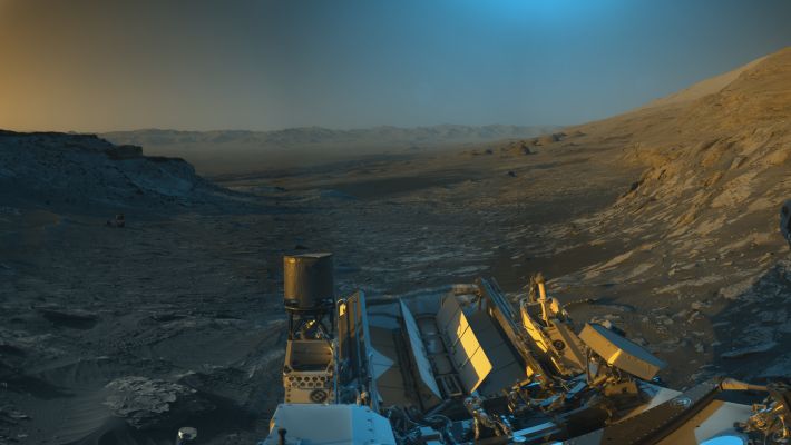 A colourful "Postcard" from Mars - Sol 3299
Stupenda. Ma, a mio parere, un bel pò "forzata" la colorizzazione (la reputo, per esperienza, assai poco realistica). Se poi il Cielo di Marte fosse davvero così, allora, io non ho capito niente (e va bene così) ma...WOW, what a view!!! Bello per gli "Umani" che ci andranno (semmai ci andranno)...

Nota: ed infatti la NASA stessa dice "...NASA’s Curiosity Mars rover used its black-and-white Navigation Cameras to capture panoramas of this scene at two times of day. Blue, orange, and green color was added to a combination of both panoramas for an artistic interpretation of the scene..."
Parole chiave: Martian Surface and Sky - Panorama