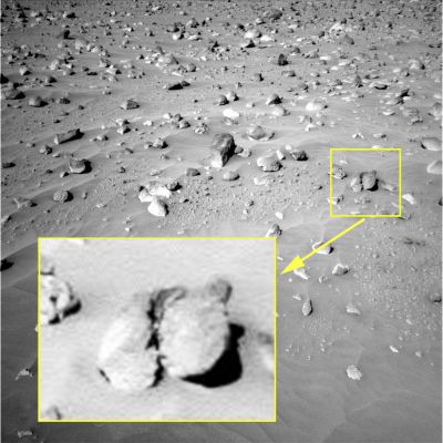 Extremely recent fracture? - Sol 332 (CTX frame - credits: Ivana Tognoloni)
Ancora da Ivana Tognoloni, sempre molto brava, un interessante dettaglio superficiale il quale sembra costituire l'evidenza visiva di un "crack" (e cioè una frattura) occorso assai di recente. 

Una frattura, tra l'altro, molto curiosa nelle sue linee - osservate la spigolosità dell'ombra centrale soprattutto - ed alquanto bizzarra allorchè contestualizzata (la roccia "scheggiata", infatti, sembra "poggiare" su un altro sasso il quale, tutto sommato, ne condivide - a grandi linee - le caratteristiche fisiche esteriori e l'albedo).

Un tempo, ci chiediamo, le due rocce erano "una"? 
E quanto tempo fa il macigno si è fratturato? 
E perchè?
E, soprattutto, si trattava realmente di un "macigno", nel senso Terrestre del termine?...
Parole chiave: Martian Surface - Controversial Surface Feature