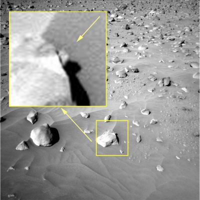 What's under the Rock? - Sol 332 (CTX frame - credits: Ivana Tognoloni)
Quanti indizi servono per avere una prova? 

Si, lo sappiamo: non è questa la Logica da adottarsi nella Ricerca (specialmente allorchè la Ricerca si spinge "oltre Frontiera"...) ma, alle volte, le surface features ricorrenti ci spingono a porci domande simili a quella che ha aperto il commento.
La nostra Amica e Partner, Ivana Tognoloni, ha scovato ancora una volta - COMPLIMENTI! - un dettaglio intrigante della Superficie Marziana: una roccia a forma (vagamente) di calotta e, sotto ad essa, "qualcosa di indefinibile" che sembra sporgersi, in cerca di luce...

Probabilmente è solo un'impressione e, probabilmente, stiamo solo osservando una curiosa combinazione di pietre ma...Quante volte abbiamo scorto, al di sotto di rocce e macigni di forma (anche solo vagamente) cupolare, "rilievi indefinibili" che parevano sporgersi (o sbucare), in cerca - forse - di qualcosa.
Ma si tratta solo di fantasia. Probabilmente...

Grandi complimenti ad Ivana, sia per aver individuato il dettaglio, sia per averlo riportato in un più generale contesto di affinità e similitudini fra rilievi superficiali. 
O, se preferite, complimenti ad Ivana per aver individuato un altro (l'ennesimo e sempre assai intrigante - ma pur sempre - ahinoi! - indecifrabile) "indizio"...
Parole chiave: Martian Surface - Controversial Surface Feature