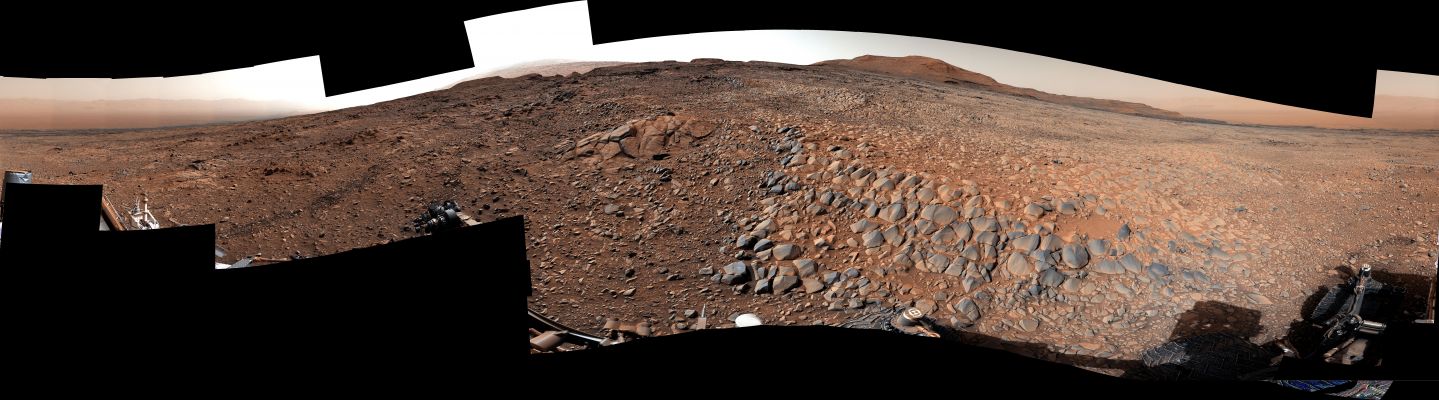 "(Alli)Gator Back" Rocks on "Greenheugh" - Sol 3423
NASA’s Curiosity Mars rover used its Mast Camera, or MastCam, to take this 360° panorama on March 23, 2022, the 3.423th Martian Day, or Sol, of the Mission. The team has informally described the wind-sharpened rocks seen here as “gator-back” rocks because of their scaly appearance.

Wind-sharpened rocks like these are called ventifacts, and are responsible for chewing up Curiosity’s wheels earlier in the mission. Since then, rover engineers have found ways to slow wheel wear, including a traction control algorithm. They also plan rover routes that avoid driving over such rocks, including these latest ventifacts, which are made of sandstone – the hardest type of rock Curiosity has encountered on Mars.

These rocks form the Surface of the “Greenheugh Pediment,” a broad, sloping plain in the foothills of Mount Sharp. The floor of Gale Crater is visible along the edges of the mosaic. When Curiosity’s team saw the gator-back rocks, they ultimately decided to turn the rover around and take an alternative path to continue climbing Mount Sharp, a 3,4-mile-tall (approx. 5,5-Km-tall) mountain that Curiosity has been ascending since 2014. As it climbs, Curiosity is able to study different sedimentary layers shaped by water billions of years ago. These layers help scientists understand whether microscopic life could have survived in the ancient Martian Environment.
Parole chiave: Mars Panorama
