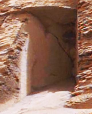 Interesting, but this is NOT a "Door"! (Credits: NASA/JPL and Lorenzo Leone for the add. process.)
I commenti a seguire. Siamo davanti ad un rilievo superficiale "curioso". Un Grande Complimento a Lorenzo Leone per l'elaborazione ulteriore. Un'unica nota: se "porta" fosse, è "cieca". Come una strada senza via di uscita/sbocchi. Il "soffitto" si abbassa e chiude, quasi subito. Almeno apparentemente. La "macchia" sul fondo "sembra" umidità. Ma questa asserzione è azzardata. Parola a Voi! E Grazie ancora a Lorenzo Leone!
Parole chiave: Martian Surface - possible Anomaly
