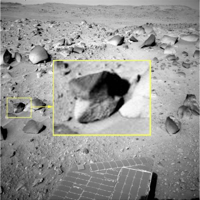 Assimilation or Birth? - Sol 390 (ctx frame - credits: Ivana Tognoloni)
Dall'occhio e dalla cura della nostra Amica e Partner, Ivana Tognoloni, un altro caso - affascinante ed un pò inquietante - di "Assimilazione o Nascita?".
Certo, la qualità intrinseca del frame è piuttosto scarsa (e l'edm, sempre realizzato da Ivana, lo prova ampiamente), ma che la Surface Feature che vediamo abbia delle (chiamiamole così...) NOTEVOLI peculiarità strutturali, è un fatto.

Inoltre, per i nostri Lettori più attenti e "datati", Vi facciamo notare che la porzione inferiore (e più chiara) della Pseudo-Roccia assomiglia davvero tantissimo ad un'altra roccia (o presunta tale), un pò più piccola ed individuata, quattro anni fa, dal nostro Caro Amico "Roby" e che venne catalogata in un frame dal titolo "One and the Same" (che potete trovare sia in questo stesso Album - ultima pagina -, sia nell'Album "Mars Opportunity Anomalies and Maps").

Morale? Se una singola "coincidenza" costituisce un'Anomalìa Scientifica, che cosa si può dedurre, sempre in chiave "Scientifica", quando le "coincidenze" diventano due, o tre, o quattro...etc.? Pensateci e poi, se volete, scriveteci!
Parole chiave: Martian Surface - Extremely Controversia Surface Feature - The "Assimilation/Birth"