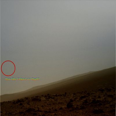 Alien Probe? - Sol 424 (context frame; credits: Dr G. Barca)
Un frame di qualità eccellente - individuato e selezionato dal Dr Barca - ci mostra un qualcosa di curioso eppure di familiare: nella Cerchiatura Rossa, infatti, potete notare uno splendido punto luminoso. 
Uno Star-Like Object, come diciamo noi.

Si tratta di un (ennesimo) vizio digitale del frame? O è un dead-pixel? O si tratta di un oggetto reale?

Andiamo ad osservare bene l'extra-detail mgnf...
Parole chiave: Controversial Frame - Possible Martian S.L.O.