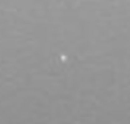 Alien Probe? - Sol 424 (extra-detail mgnf; credits: Dr G. Barca)
Alla "prova" dell'extra-detail mgnf, il particolare curioso individuato dal Dr Barca si rivela, a nostro avviso, per ciò che è davvero: uno S.L.O. (Star-Like Object), appunto, di Natura ignota. 
Non si tratta, a nostro parere, di un image-artifact - la qualità del frame è, come già detto, eccellente - e quindi ora non si può fare altro che tornare ai "tempi" del Programma Apollo ed alle decine di frames lunari i quali ritraevano, nel buio cielo al di sopra degli Astronauti, questi stranissimi "oggetti simili ad una stella", che noi abbiamo poi battezzato Star-Like Objects.

Navi Spaziali Aliene? Space "Fireflies"? Chimere? Raggio Cosmico? 

Cari Amici: ad oggi, sono solo degli "Star-Like Objects"...E Congratulazioni al Dr Barca!

Una nota finale: guardate bene l'area circostante lo Star-Like Object. Notate anche Voi una leggera, ma regolare, deformazione dello spazio ad esso circostante (come se l'oggetto pulsasse e, nel farlo, si circondasse di un campo energetico - o gravitazionale - di un qualche tipo)?!?

Chissà...
Parole chiave: Controversial Frame - Possible Martian S.L.O.