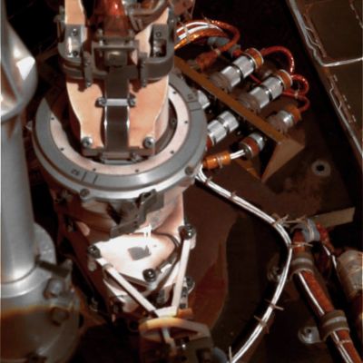 Circuits... - Sol 432 (True Colors - credits: Dr G. Barca)
Circuiti, giunzioni varie, un pò di plastica, delle viti e poi cavi e cavetti - apparentemente "poco (o per nulla?!?) protetti"... - i quali sopravvivono allegramente "a cielo aperto" da oltre 4 anni...

Allora: o noi abbiamo davanti agli occhi una (reale e "ben mascherata"!) Supertecnologia ultra-resistente alle inclementi condizioni superficiali di Marte (dati NASA "Ufficiali": temperatura media in superficie -> circa -60° C (con punte notturne ed invernali di -140° C); pressione -> circa 0,007 mb; umidità -> nil; venti -> impetuosi), o le reali condizioni superficiali di Marte NON sono inclementi...

Ed ora...Pensateci un pò sopra!
Parole chiave: MER Spirit - Circuits
