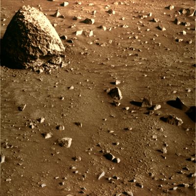 The "Egg-like" Rock is just a peculiar Stone? - Sol 440 (context frame)
Su segnalazione del nostro Caro Amico e Partner, "Roby", facciamo un passo indietro, sino al Sol 440 di Spirit. 
La roccia in questione - a nostro parere un "guscio", come originariamente scritto - viene ora rivista grazie al contributo di Roby ed effettivamente sembra essere (come ben pare mostrare il detail mgnf che segue) un semplice macigno con una crepa alla base.

Nessun "Uovo Marziano", quindi. Nessun "guscio": almeno in questo caso.

Un Caro Saluto e Grazie, di Cuore, all'Amico Roby per la puntualizzazione!


Parole chiave: Martian Surface - Boulder - Controversial