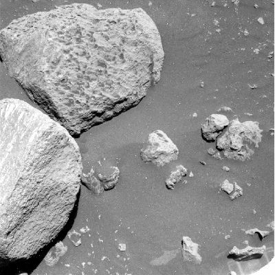 Is that a "Drawing"?!? - Sol 445 and 446 (GIF-Movie; credits: Carlo Contu)
Grazie all'eccellente Lavoro del nostro vecchio Amico e Partner, Carlo Contu, una metà del Mistero dei Soles 445 e 446 si risolve: il "Disegno" sulla sabbia, infatti - come questo GIF-Movie dimostra in maniera inequivocabile - è un riflesso.
Un'ombra luminosa e squadrata che, a distanza di un intero Sol (quasi 25 ore terrestri) resta esattamente alle "spalle" di Spirit e si muove solo impercettibilmente (l'effetto shift dell'ombra misteriosa, al pari di tutte le altre ombra palesi - come evidenziato dal GIF-Movie -, è causato dalla leggermente diversa posizione del Sole rispetto a Spirit).

Che dire? Grazie di Cuore, come sempre, al bravissimo Carlo Contu, per il suo contributo. Ora però, per risolvere definitivamente la questione, ci basta scoprire quale sia la causa dell'ombra/riflesso misterioso/a. 

Ma non crediamo che questo secondo (e fondamentale) passaggio sarà un'impresa da poco...
Parole chiave: GIF-Movie