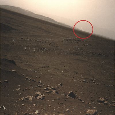 Rays of Light or just a "Digital Artifact"? - Sol 454 (context frame; credits: Dr G. Barca)
Nella Cerchiatura Rossa, come segnalatoci dal Dr Barca, si vede una sorta di lampo "intrecciato" e che si "biforca" ("criss-crossed lightning"): una porzione di esso, quella più lunga ed inclinata di circa 45° rispetto al piano dell'orizzonte, ci ricorda la scia di un bolide; quella più corta e spezzata, invece...potrebbe essere qualsiasi cosa (ivi incluso l'image-artifact).

Andiamo a guardare più da vicino...
Parole chiave: Image Artifact