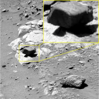 What a Balance!!! (n. 2) - Sol 464 (credits: Dr G. Barca)
Che la Natura sia bizzarra, in generale, è un dato acquisito; che Essa, su Marte, sia ANCORA più bizzarra, ormai è certo.
Ma COME GIUSTIFICARE RAZIONALMENTE (e cioè Scientificamente, al 100%) questo Equilibrio?

E da quanto tempo quel macigno si è posizionato nell'assurda (letteralmente) posizione in cui lo vediamo ora?
E COME FA a NON CADERE?!?

Se avete delle risposte, razionali o meno, scrivete...E come sempre un enorme Grazie al Dr Barca che, su queste Anomalìe, ha ormai costruito una casistica talmente elevata che il fatto stesso di qualificare simili situazioni come "Anomalìa" potrebbe essere un errore.

Pensateci sopra!...
Parole chiave: Martian Surface - Extremely Controversia Surface Feature - "Impossible Balance"