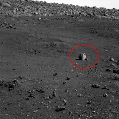 Extremely unusual "Boulder" - Sol 524 (context frame; credits: Dr Gianluigi Barca
Il particolare evinto dal Dr Gianlui Barca in questo frame Spirit è di quelli che lasciano, se non altro - e come minimo -, piuttosto sorpresi: che la Natura si sbizzarrisca, infatti, attraverso la creazione di rilievi le cui forme, tavolta, sono incredibili ed inarrivabili anche per l'Immaginazione del più surreale e fantasioso degli Artisti è un fatto. Ma qui, su Marte (e lo diciamo scherzosamente come ovvio...), sembra proprio che si stia esagerando: andate a guardare l'extra-detail mgnf che segue...

Nota: per quanto attiene qualche nostra nota preliminare sul bizzarro macigno in oggetto (e scritta nel Giugno 2005), Vi rinviamo ai nostri primi (e sommari) commenti che potrete leggere nel quadro intitolato 'A "lonely, big and unusually-shaped" Boulder - Sol 524'.
Parole chiave: Martian Surface - Extremely Unusual Surface Feature - The "Egg"