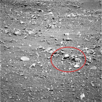 Martian "Boa" - Sol 527 (context frame; credits: Dr Gianluigi Barca)
Noi, alle volte, scherziamo e "provochiamo": lo sapete bene. Ma quando il Dr Barca ha individuato il particolare che vedete nella Cerchiatura Rossa (e che Vi suggeriamo di osservare MOLTO bene nei 2 detail mgnf che seguono...), il sospetto che su Marte "esista qualcosa" di molto SIMILE a ciò che noi chiamiamo "sassi", ma che sia assai più COMPLESSO dei nostri (terrestri) "sassi" si è - ancora una volta ed ancora più intensamente - rafforzato.

Sassi. Ma andate a guardare BENE il "sasso" cerchiato in rosso...
Parole chiave: Martian Surface - Anomalous Surface Feature - The Boa