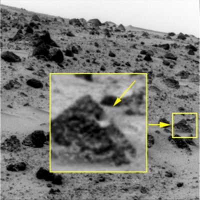 Unusually-looking "Hole-like Feature" - Sol 577 (CTX Frame - credits: Ivana Tognoloni - Lunexit Team)
Dalla nostra Grande Amica e Partner, Ivana Tognoloni, una intrigante (e quasi invisibile, ma solo ad occhi poco attenti e non abituati alle "Stranezze Marziane") Surface Feature che risale ad un ormai lontano Secondo Anno dell'Avventura di Spirit all'interno del Cratere Gusev.

Di "Ingressi", lo sapete, ne abbiamo parlato tantissime volte. Così come tantissime volte ci siamo trovati a parlare di "Rocce Marziane" che presentavano, sulla loro superficie, dei curiosi fori.

In questo frangente, dalla porzione superiore di un macigno squadrato e - diremmo - quasi del tutto interrato, Ivana ha correttamente (a nostro parere) individuato l'esistenza di un forellino il quale SEMBRA trovarsi proprio in corrispondenza di una sorta di "rampa" - o di "scivolo" - che, come meglio vedrete meglio nell'EDM che segue, SEMBRA (lo ribadiamo: SEMBRA!) costituire una più che comoda via di uscita verso la Superficie (o di ingresso, verso le profondità del Pianeta Rosso) per delle Creature "Striscianti"...
Parole chiave: Martian Surface - Rock with Hole - Controversial