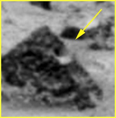 Unusually-looking "Hole-like Feature" - Sol 577 (EDM - credits: Ivana Tognoloni - Lunexit Team)
L'eccellente EDM realizzato da Ivana, purtroppo, non risolve i nostri dubbi ma, come Voi stessi potete vedere (BENE!), esso ci mostra, proprio al di sotto del foro (curiosamente di forma quasi perfettamente circolare), l'esistenza di una sorta di scanalatura dalla quale e tramite la quale, se si vuole provare a far viaggiare un pò la nostra Immaginazione, "qualcosa" potrebbe effettivamente scivolare, ora per uscire ed ora per (ri)entrare...

Si tratta di una speculazione troppo azzardata? Secondo noi, sinceramente, no. Ma la risposta definitiva, come sapete, giace nel Tempo che verrà. E quindi...dobbiamo aspettare.

Un Grande Complimento ad Ivana Tognoloni per aver individuato questo intrigantissimo (e davvero diffuicile da individuare) ed altamente inusuale Rilievo Superficiale!
Parole chiave: Martian Surface - Rock with Hole - Controversial