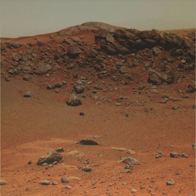 Something's WRONG with this picture! - Sol 614 (Saturated Natural Colors + MULTISPECTRUM; credits for the additioonal process. and color.: Dr Gianluigi Barca - Lunexit Team) 
Una "piccola" provocazione: non è la prima volta che ci imbattiamo in immagini come questa (diciamo che sono un "pò (troppo) piatte" per essere...credibili) e la nostra sensazione/giustificazione, in passato, si riferiva ad un possibile effetto di schiacciamento derivante dall'azione congiunta di fattori quali il Filtro/Colore usato, la luce esistente al momento della ripresa, l'O.A. e così via.
Poi abbiamo iniziato ad operare le colorizzazioni (o "cromatizzazioni", come dice il bravissimo Dr Faccin) e ci siamo subito accorti che ALCUNI frames NON SONO CROMATIZZABILI. O meglio, lo sono: ma il risultato che si ottiene, pur usando un processing ormai consolidato, è veramente pessimo.
L'immagine si sgrana, perde di profondità (ammesso che l'avesse nella sua versione in b/n), evidenzia segni di piallature che nel b/n non emergevano e/o non erano visibili. Ed in ogni caso, la cromatizzazione finale rende il frame del tutto simile ad una sorta di "disegno digitale", piuttosto che ad una fotografia "passata a colori"...

Questo frame è un esempio (nemmeno uno dei più eclatanti...) di immagine "piallata", "sgranata", "senza profondità" e, in una sola parola (una parola brutta ma... quando ci vuole, ci vuole!), un'immagine "falsa".

Una specie di "disegno", appunto.

Prossimamente proveremo a pubblicare una nostra ipotesi sulla natura di questo fenomeno. Nel frattempo, se volete, potete provare a "scoprire" altri frames "falsi" (almeno in apparenza) come questo. Il lavoro, credeteci, NON Vi mancherà...
Parole chiave: Martian Horizon - Possible Fake - Controversial