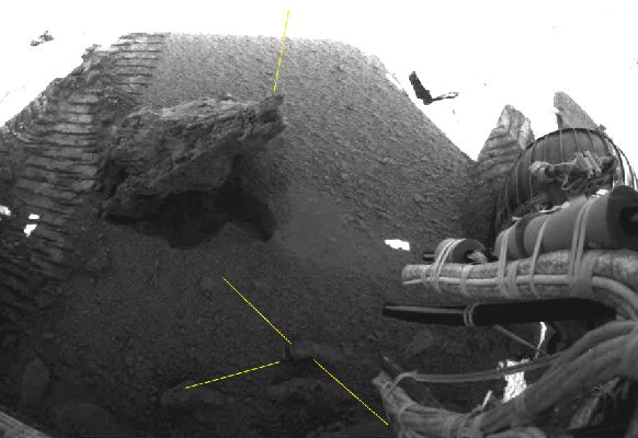 Between Day and Night... - Sol 626-631 (GIF-Movie; credits: Giorgio Picciau)
Un interessantissimo GIF-Movie realizzato dal nostro Amico e Partner, Giorgio Picciau, il quale ci mostra (a condizione che osserviate il filmato con la MASSIMA attenzione!) delle possibili e minime - ma non per questo scarsamentre significative - alterazioni digitali (tampering).
Le Yellow Bars aggiunte da Giorgio Vi saranno di uteriore aiuto per cogliere delle leggere (e non agevolmente spiegabili) variazioni del contesto ripreso.

ATTENZIONE: onde non essere fraintesi, ribadiamo che non stiamo parlando di un SICURO Image Tampering, ma solo di una POSSIBILE alterazione (ed infatti l'eventualità che le citate variazioni di contesto - che qualifichiamo come "minime" - possano essere attribuite sia ad un modestissimo cambio delle condizioni superficiali esterne - Tau + lighting conditions -, sia ad un fattore generico di disturbo del segnale nella trasmissione dei dati da Marte a Terra - noise + data loss - non è eliminabile).

Ed in ogni caso...Complimenti a Giorgio Picciau per l'Occhio e la Pazienza!
Parole chiave: GIF-Movie